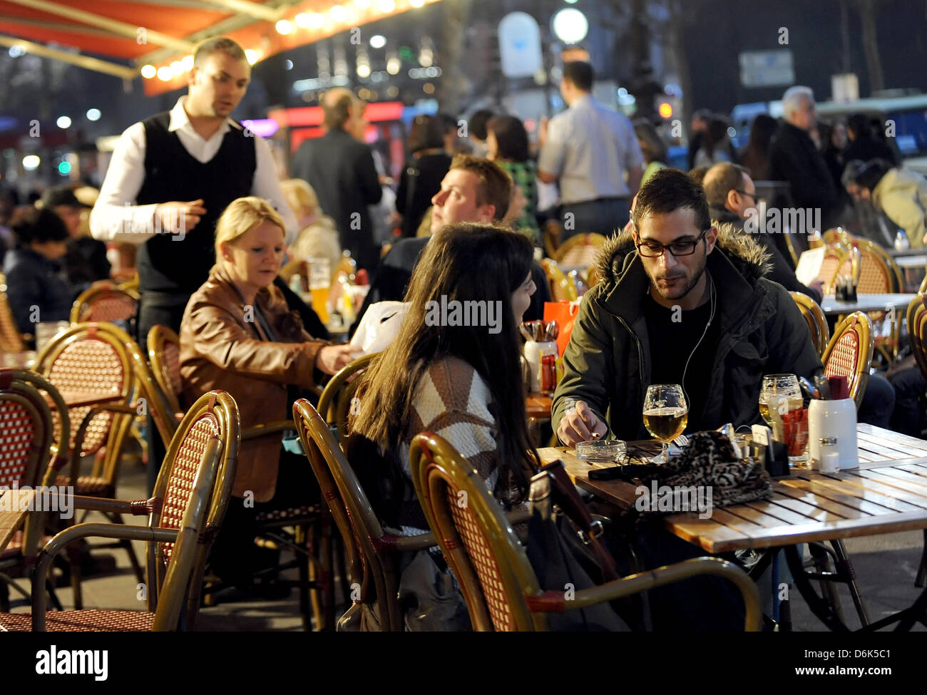 Gäste verbringen den Abend vor einem Restaurant am Abend am Kurfürstendamm in Berlin, Deutschland, 27. März 2012. Foto: Britta Pedersen Stockfoto