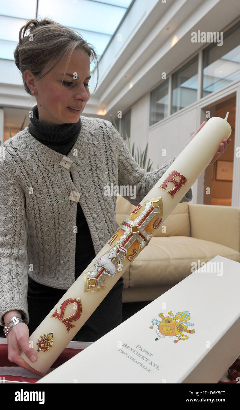 Thaddaeus Kuehnel und Isabella Mayr präsentieren die Osterkerze, die sie für Papst Benedict XVI. in Muncih, Deutschland, 2. April 2012 hergestellt. Die 80 Zentimeter hohen Kerze Wweighs acht Kilo und leuchtet die Privatgemächer des Papstes auf Ostern. Foto: STEFAN PUCHNER Stockfoto