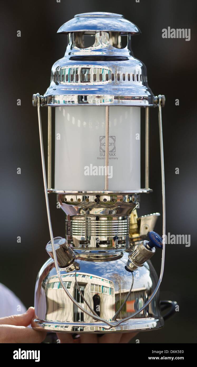 Eine Kerosin-Lampe "HK 500 Elektro' von Original Petromax Ltd. in  Magdeburg, Deutschland, 20. März 2012 abgebildet. Foto: Jens Wolf  Stockfotografie - Alamy