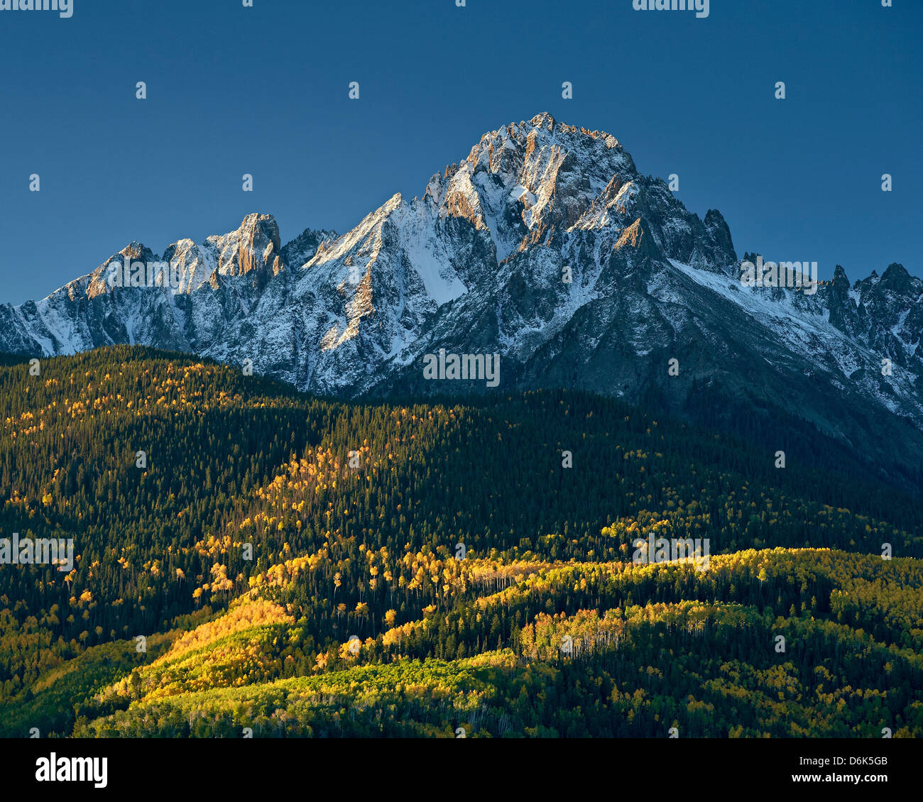 Mount Sneffels mit Schnee im Herbst Uncompahgre National Forest, Colorado, Vereinigte Staaten von Amerika, Nordamerika Stockfoto