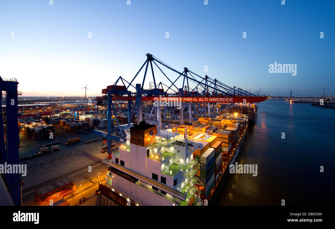 Container im Container transportiert werden terminal Altenwerder (CTA) der Hamburger Hafen Und Logistik AG (HHLA) in Hamburg, Deutschland, 19. März 2012. Es gibt Docking-Plätze für vier große Containerschiffe und über 80 automatisierten fahrerlosen Transportfahrzeugen (AGV) nach Container aus dem Speicher die Gantries. Foto: Christian Charisius Stockfoto