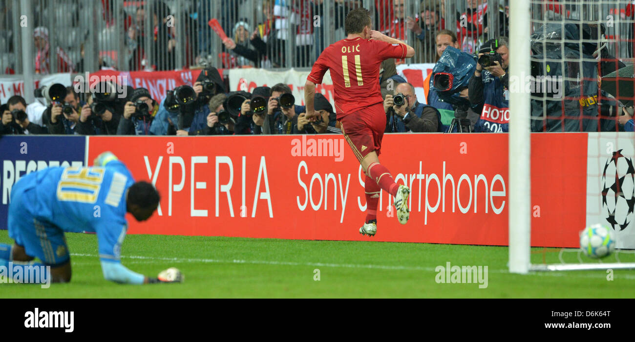 München Ivica Olic feiert sein 2:0 Tor neben Marseille Torhüter Steve Mandanda (L) während der Champions League Viertelfinale zweiten Bein Fußballspiel zwischen FC Bayern München und Olympique Marseille in der Allianz-Arena in München, 3. April 2012. Foto: Peter Kneffel Dpa/Lby +++(c) Dpa - Bildfunk +++ Stockfoto