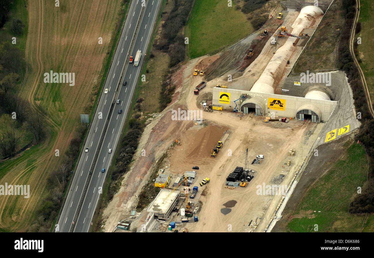 Die Luftbildaufnahme Vom Montag (02.04.2012) weitergeleitet sterben Bundesautobahn A4 Und Das Ostportal des Im Bau Befindlichen Jagdbergtunnels Bei Jena in Thüringen. Der Tunnel ist Ein 3,1 km Langer Autobahn-Straßentunnel Westlich von Jena, der sterben Ilm-Saale-Platte, Eine Muschelkalk-Formation Zwischen Den Tälern von Ilm (Bei Weimar) Und Saale (Bei Jena) Unterquert. Der Tunnel ist Nach d Stockfoto