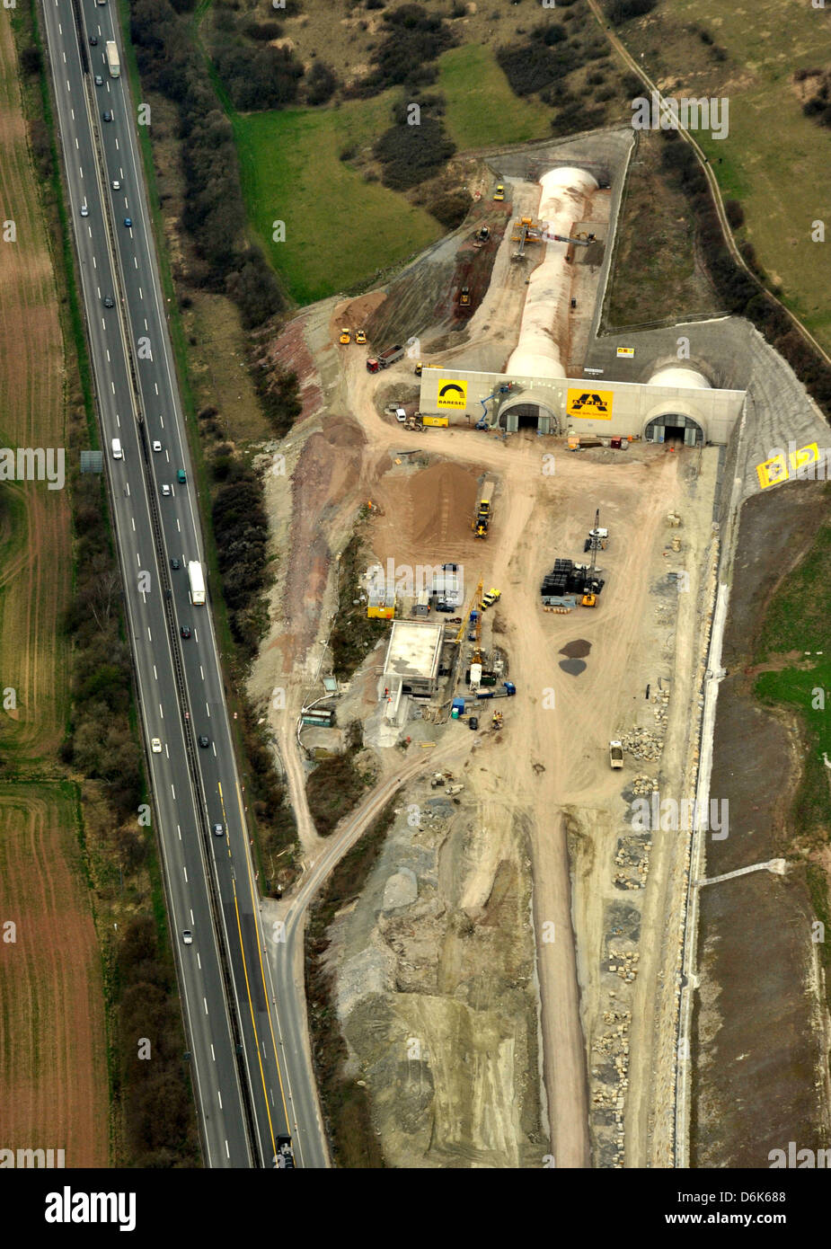 Die Luftbildaufnahme Vom Montag (02.04.2012) weitergeleitet sterben Bundesautobahn A4 Und Das Ostportal des Im Bau Befindlichen Jagdbergtunnels Bei Jena in Thüringen. Der Tunnel ist Ein 3,1 km Langer Autobahn-Straßentunnel Westlich von Jena, der sterben Ilm-Saale-Platte, Eine Muschelkalk-Formation Zwischen Den Tälern von Ilm (Bei Weimar) Und Saale (Bei Jena) Unterquert. Der Tunnel ist Nach d Stockfoto