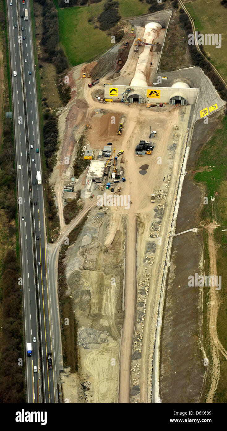 Die Luftbildaufnahme Vom Montag (02.04.2012) weitergeleitet sterben Bundesautobahn A4 Und Das Ostportal des Im Bau Befindlichen Jagdbergtunnels Bei Jena in Thüringen. Der Tunnel ist Ein 3,1 km Langer Autobahn-Straßentunnel Westlich von Jena, der sterben Ilm-Saale-Platte, Eine Muschelkalk-Formation Zwischen Den Tälern von Ilm (Bei Weimar) Und Saale (Bei Jena) Unterquert. Der Tunnel ist Nach d Stockfoto