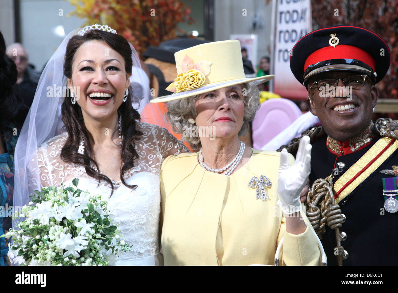 Ann Curry, Meredith Vieira und Al Roker verkleiden sich, wie die britischen Royals für eine Halloween unter dem Motto "Heute" am Rockefeller zeigen Stockfoto