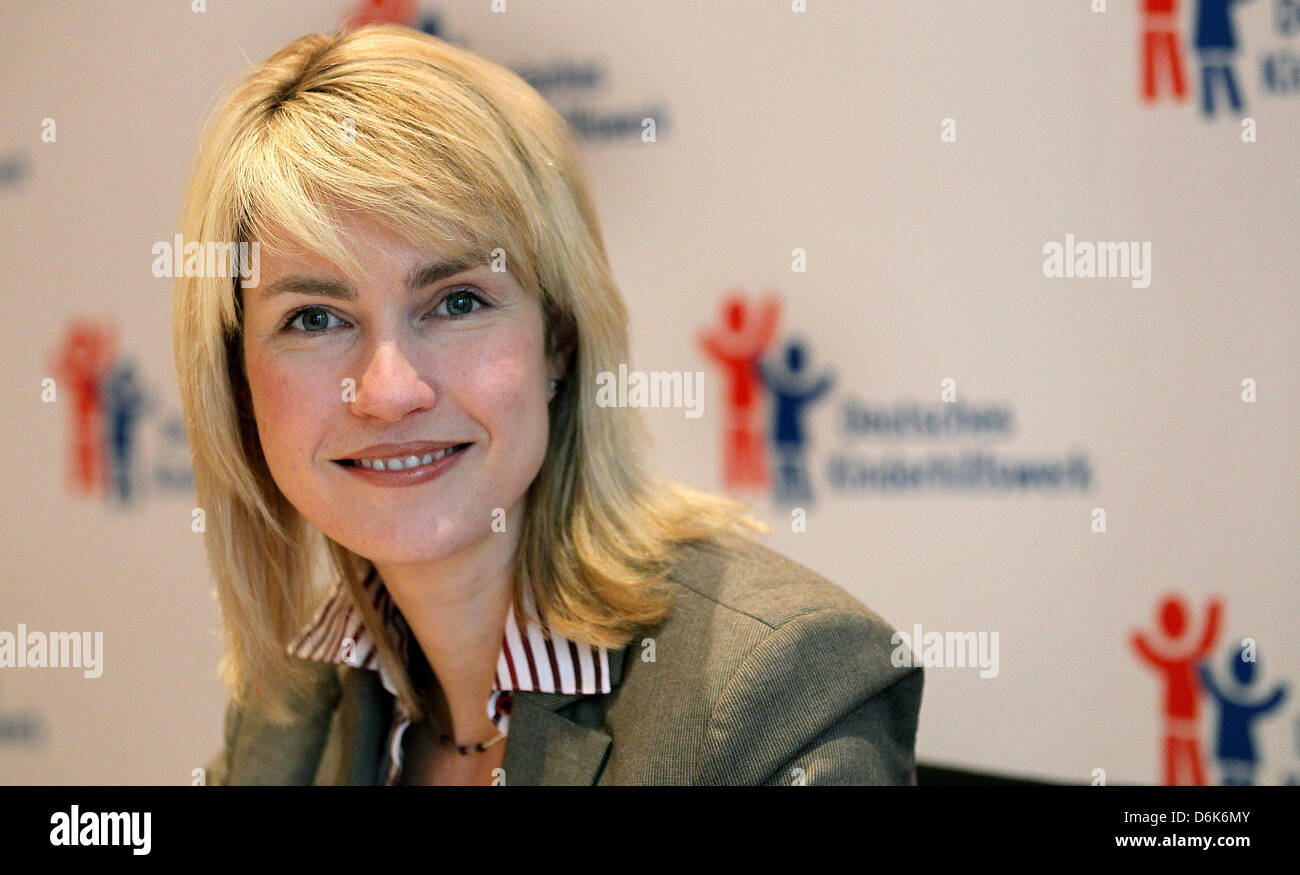 Soziale Angelegenheiten Minister von Mecklenburg-Western Pomerania Manuela Schwesig sitzt im Rahmen einer Pressekonferenz auf 20 Jahre UN-Konvention über die Rechte des Kindes in Berlin, Deutschland, 4. April 2012. Foto: WOLFGANG KUMM Stockfoto