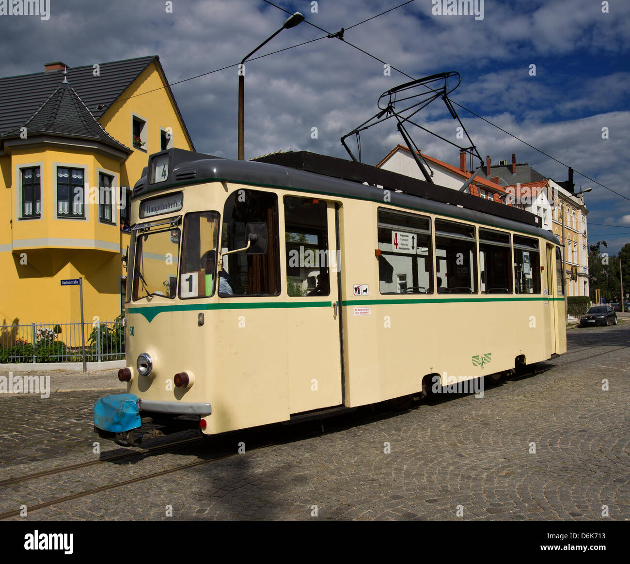 Ein Zug der kleinste Straßenbahnbetrieb Deutschlands fährt in Naumburg, Deutschland, 8. August 2012. Insgesamt sind sieben historische Straßenbahnen mit einer Spurweite von 1.000 Millimetern in Naumburg, ist der kleinste Straßenbahnbetrieb in Deutschland tätig. Foto: Jens Wolf Stockfoto