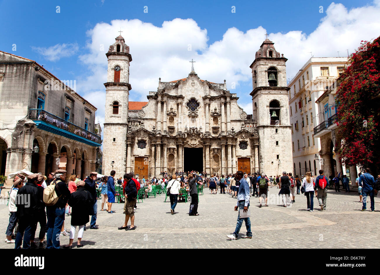 Kubanische Havanna, La Habana, Cuba, Südamerika, Lateinamerika. Die barocke Kathedrale in Habana Vieja, Menschen, Touristen Stockfoto