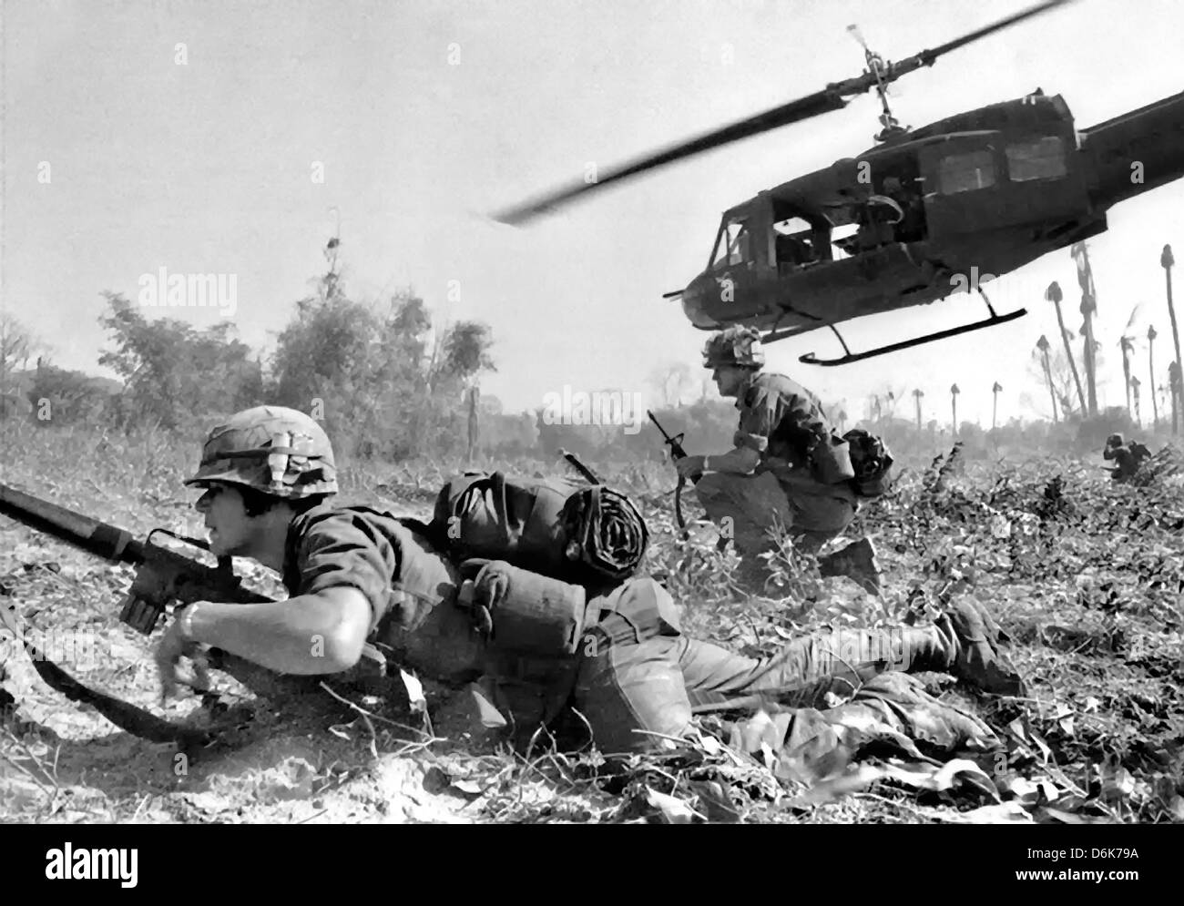 US Army Major Bruce Crandall fliegt seine UH - 1D Hubschrauber nach dem Entladen einer Belastung von Infanteristen auf die Suche and destroy-Mission 14. November 1965 während der Schlacht von Ia Drang, Vietnam. Stockfoto