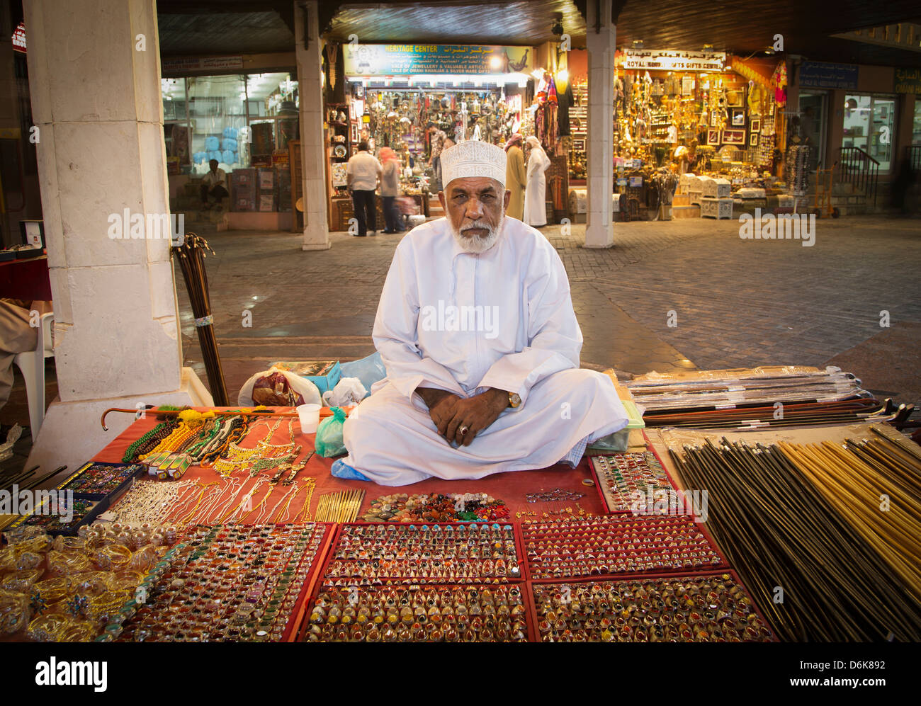 Kaufmann in Muscat Souk, Muscat, Oman, Naher Osten Stockfoto