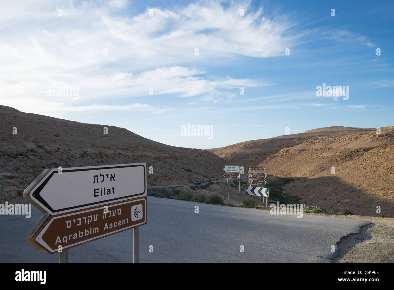 Akrabbim Aufstieg. Verkehrszeichen nach Eilat. Negev-Wüste. Israel. Stockfoto