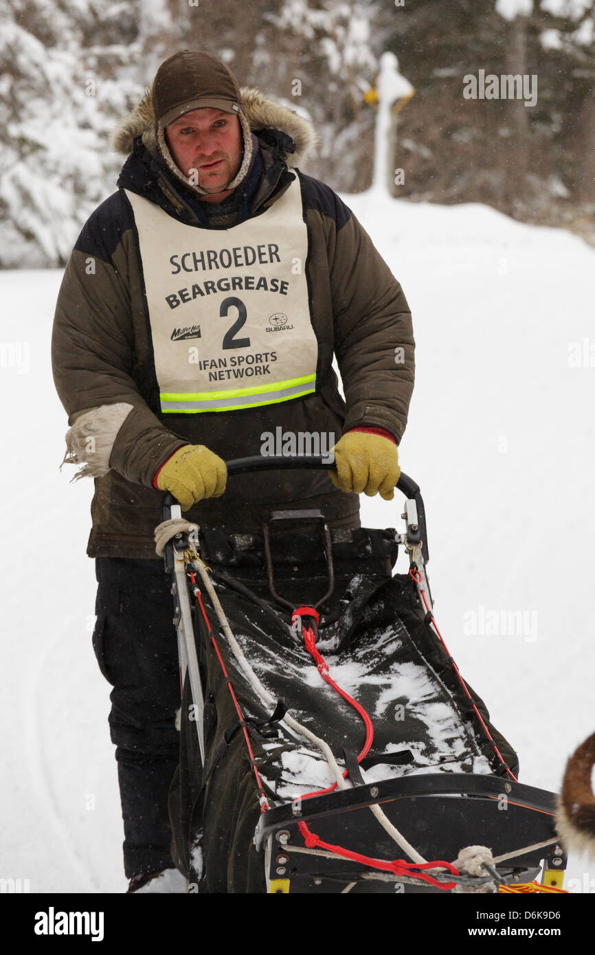 2013-John Beargrease Sled Dog-Marathon-Siegerin Nathan Schroeder auf der Spur nähert sich den Sawbill Checkpoint nach unten gebunden. Stockfoto