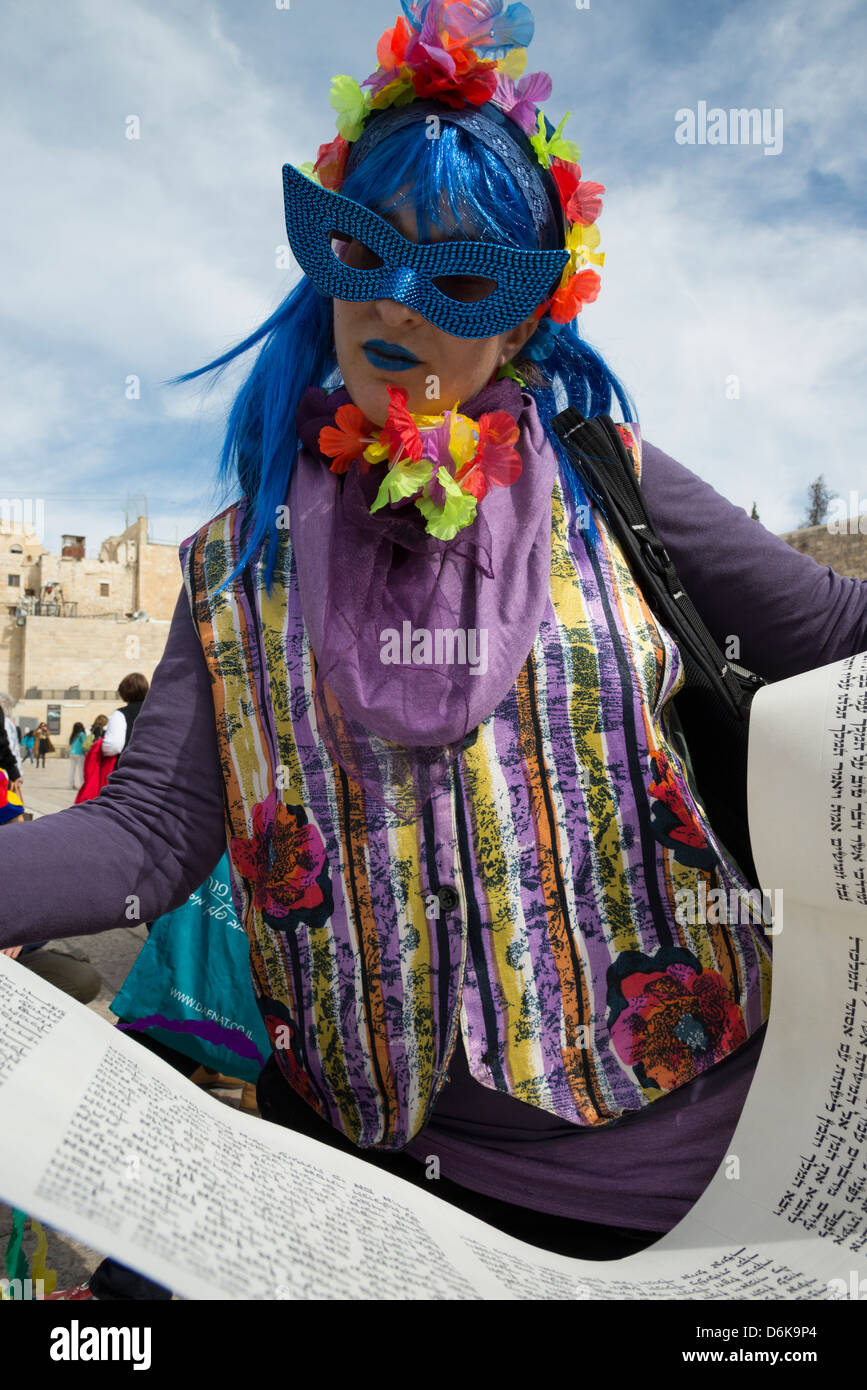 Frauen an der Wand in der Verkleidung auf die Lesung des Megilah Esther an Purim jüdische Festival. Altstadt von Jerusalem. Israel. Stockfoto