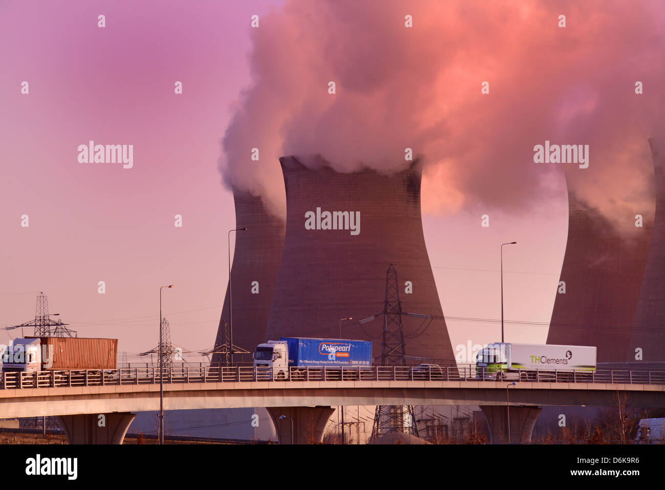 LKWs vorbei Ferrybridge Kraftwerk bei Sonnenaufgang auf die Autobahn m62 Yorkshire UK Stockfoto