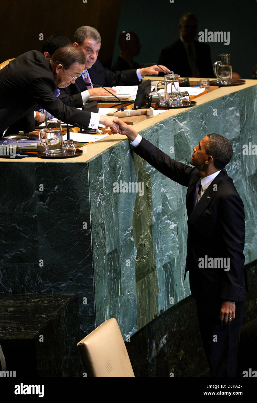 UN-Generalsekretär Ban Ki-Moon begrüßt US-Präsident Barack Obama bei der Generalversammlung der Vereinten Nationen im UN-Hauptquartier Stockfoto