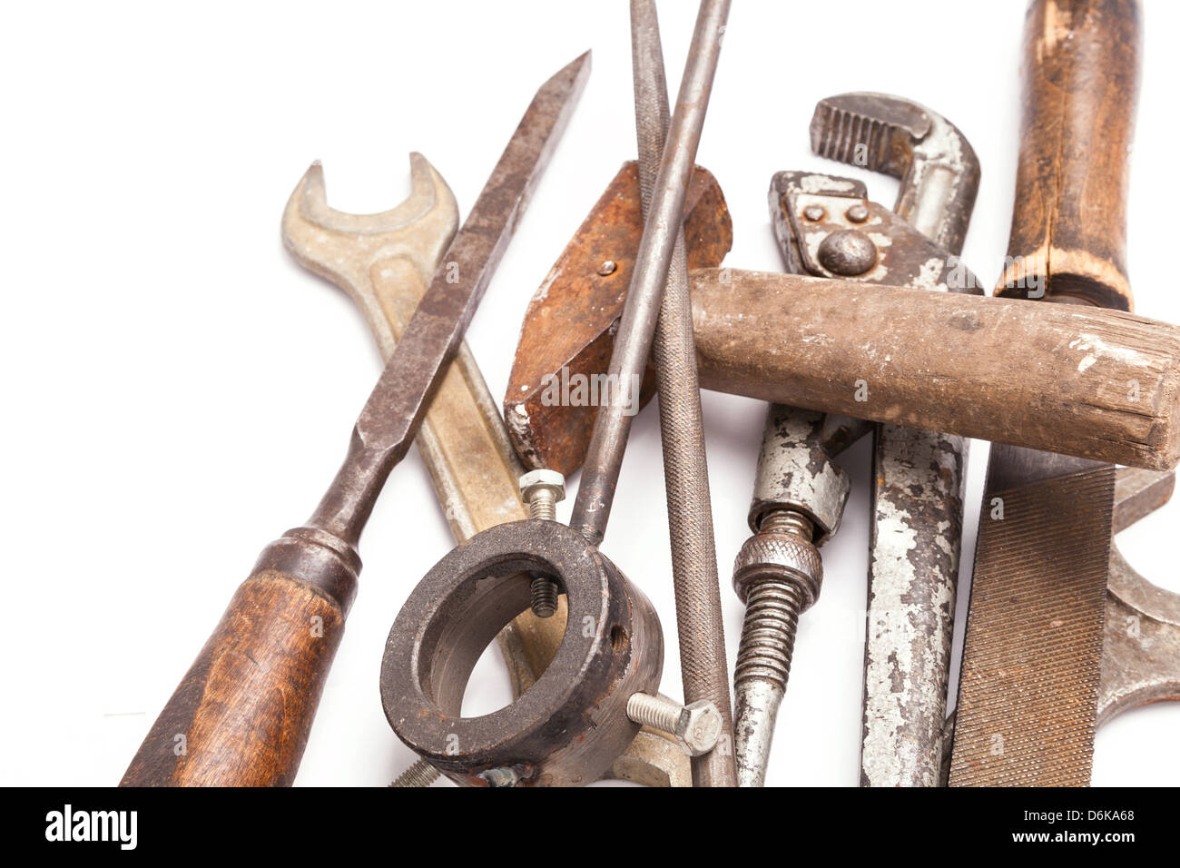 alte Metall-Handwerkzeuge mit Rost auf weißem Hintergrund Stockfoto