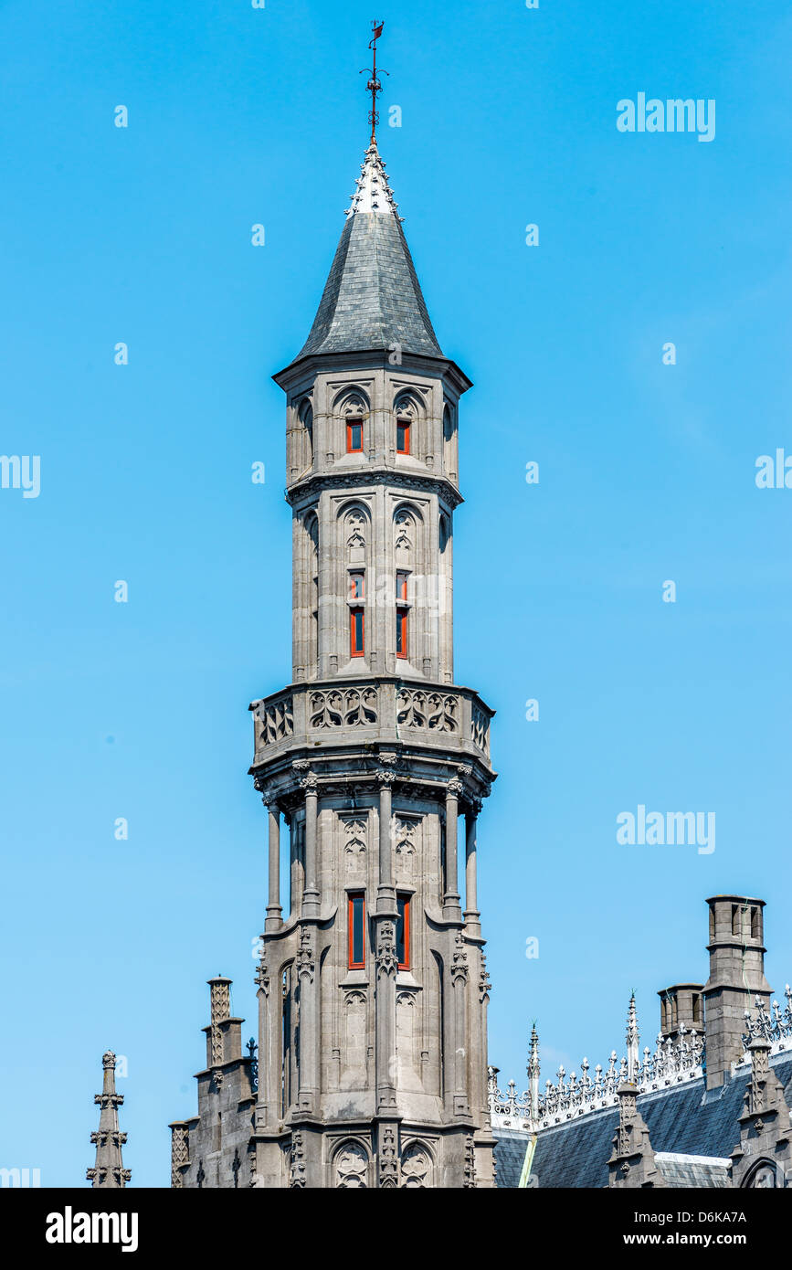 Turm des Provinciaal Hof (Landgericht) auf dem Marktplatz in Brügge, Belgien Stockfoto