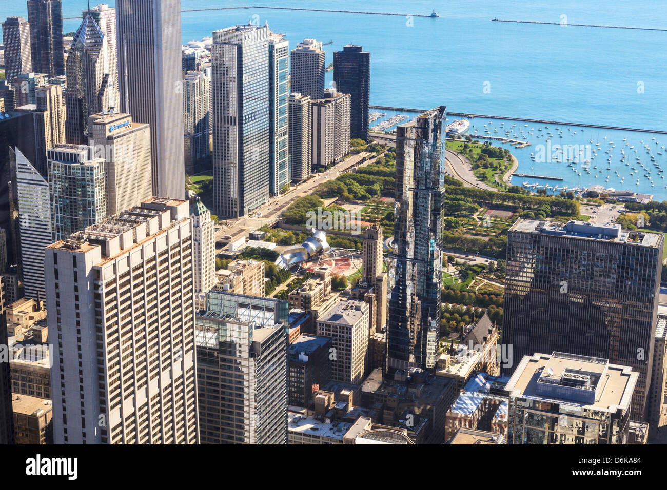 Erhöhte Ansicht vom Millennium Park und Lake Michigan und Chicago, Illinois Stockfoto