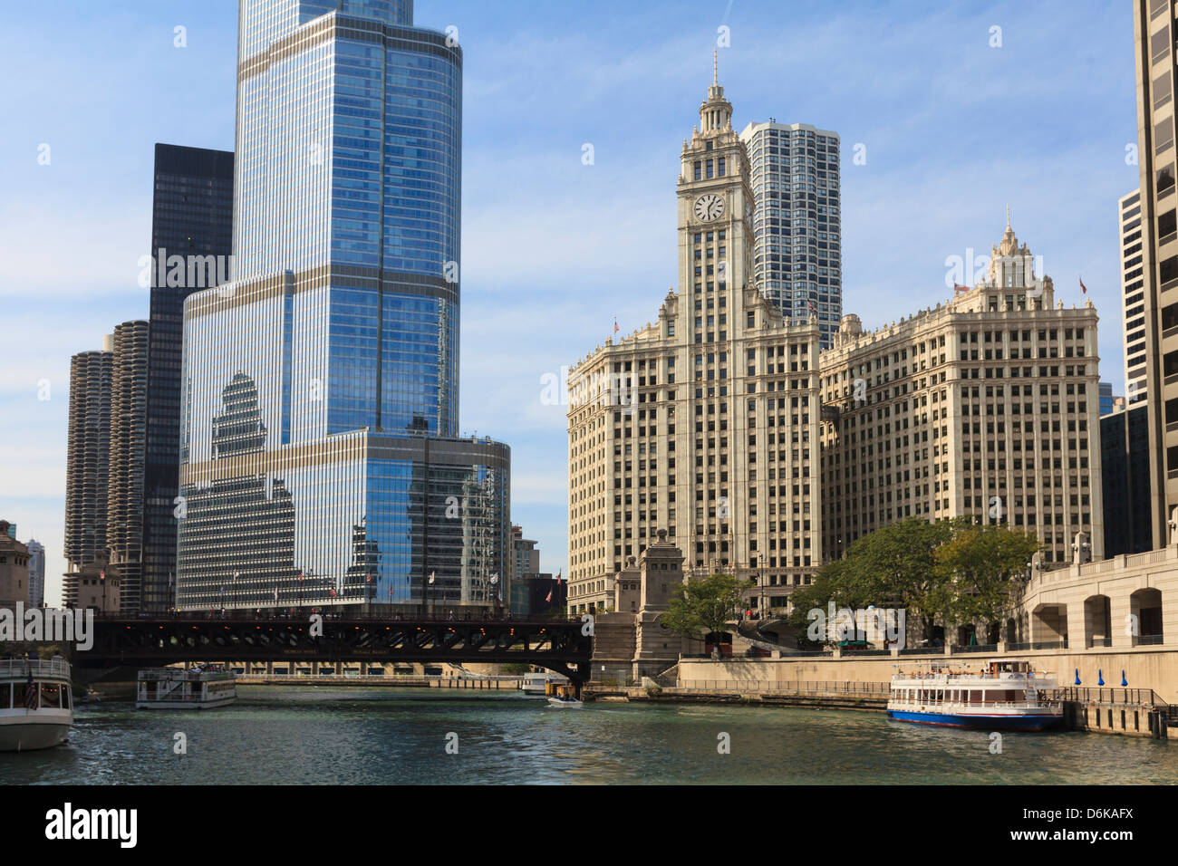 Trump Tower und das Wrigley Building von der Chicago River, Chicago, Illinois, Vereinigte Staaten von Amerika, Nordamerika Stockfoto