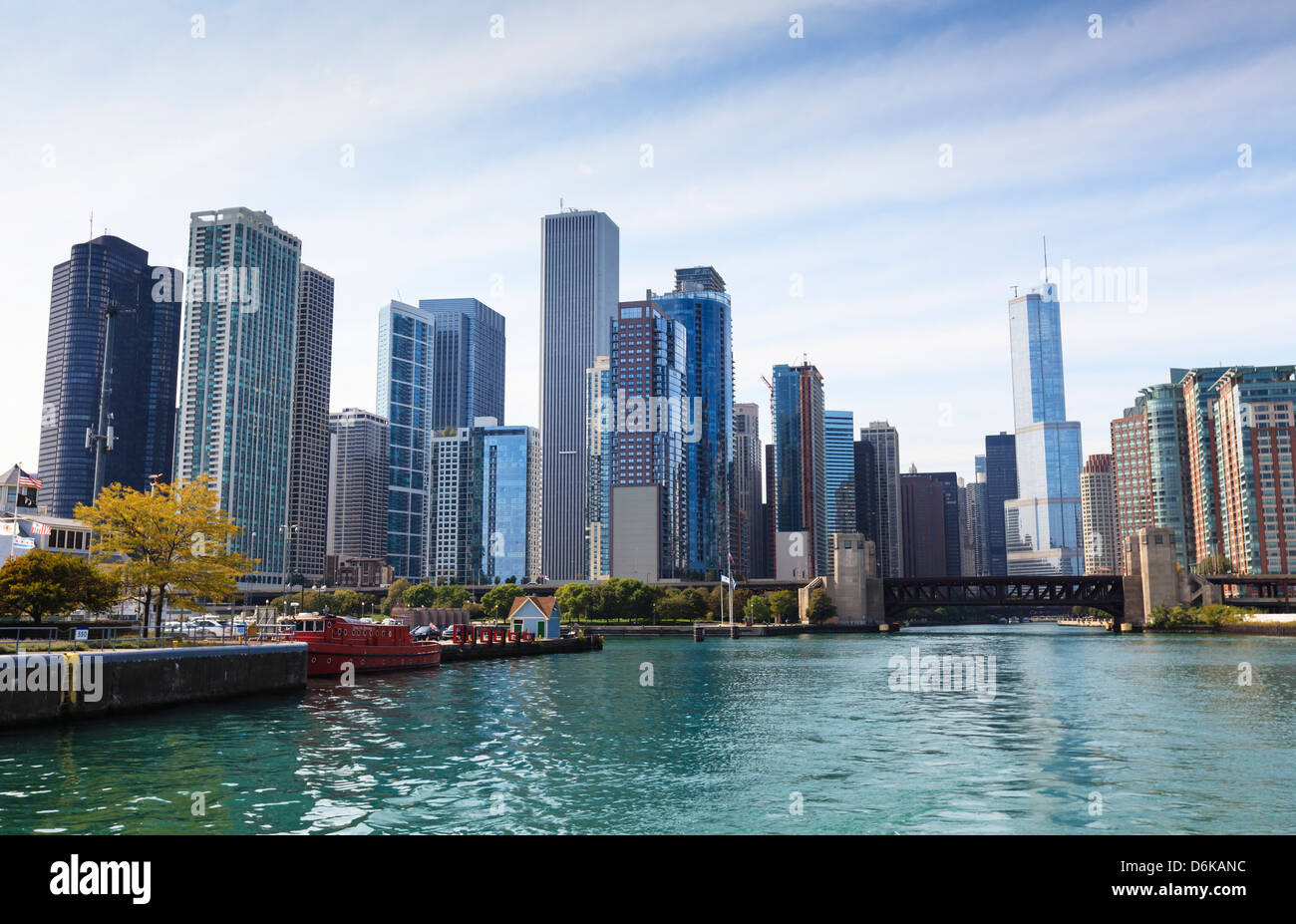 Skyline der Stadt vom Chicago River, Chicago, Illinois, Vereinigte Staaten von Amerika, Nordamerika Stockfoto