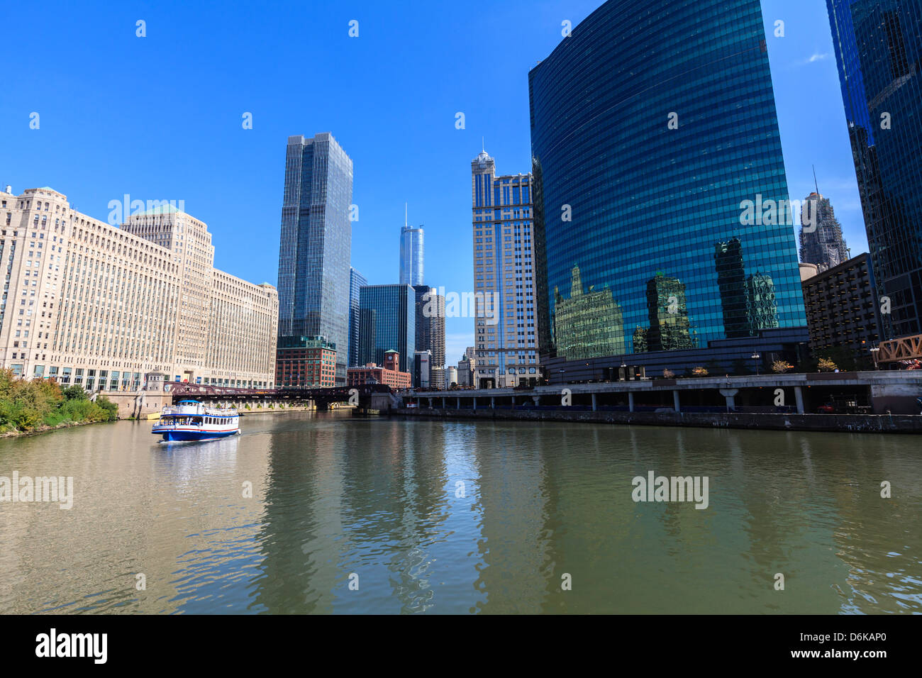 Chicago River, The Merchandise Mart auf der linken Seite und 333 Wacker Drive Gebäude auf der rechten Seite, Chicago, Illinois, USA Stockfoto