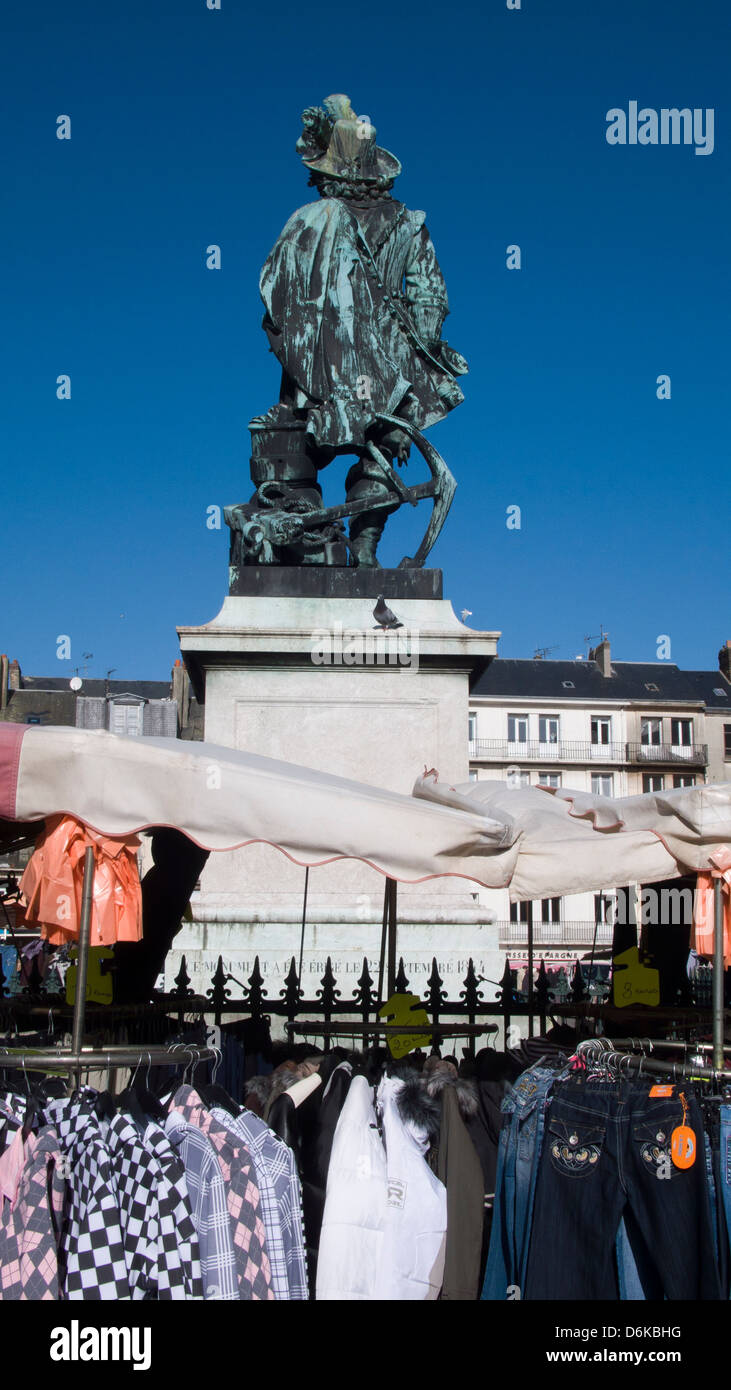 Statue, Jean Ango und Straßenmarkt, Dieppe, Frankreich Stockfoto