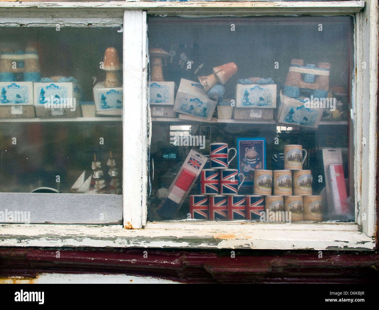 Schmutzige alte Schaufenster mit Souvenir Tassen und Schnickschnack Stockfoto