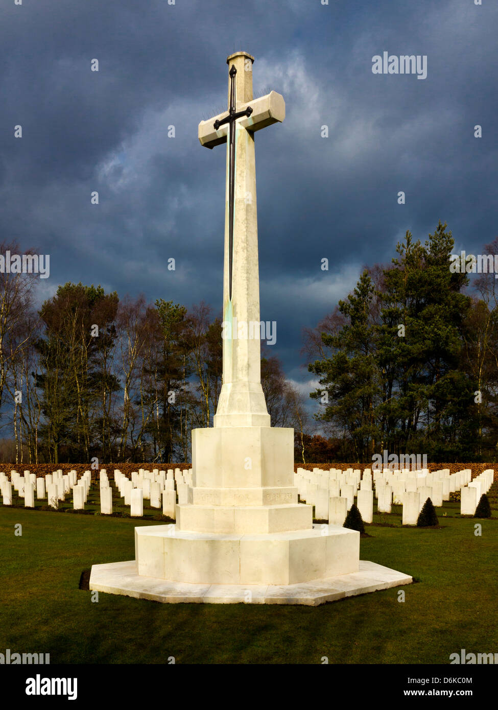 Gräber im Commonwealth War Cemetery in Cannock Chase Staffordshire England UK in der ersten und zweiten Weltkrieg Toten begraben sind Stockfoto