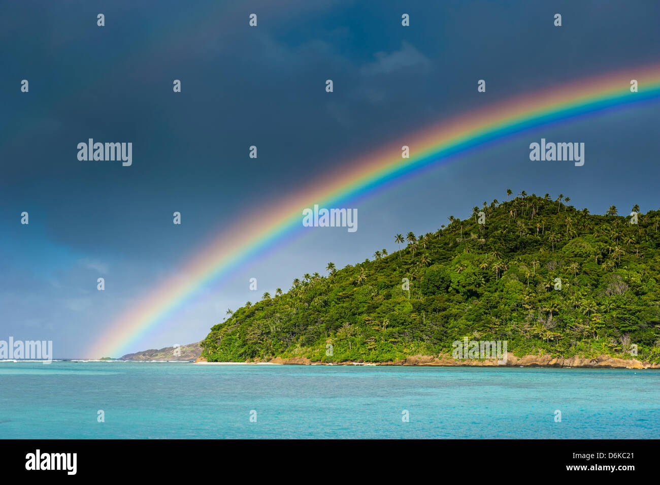 Incredble Regenbogen über einer kleinen Insel vor Ofu Insel, Tayna Inselgruppe, Amerikanisch-Samoa, Südsee, Pazifik Stockfoto