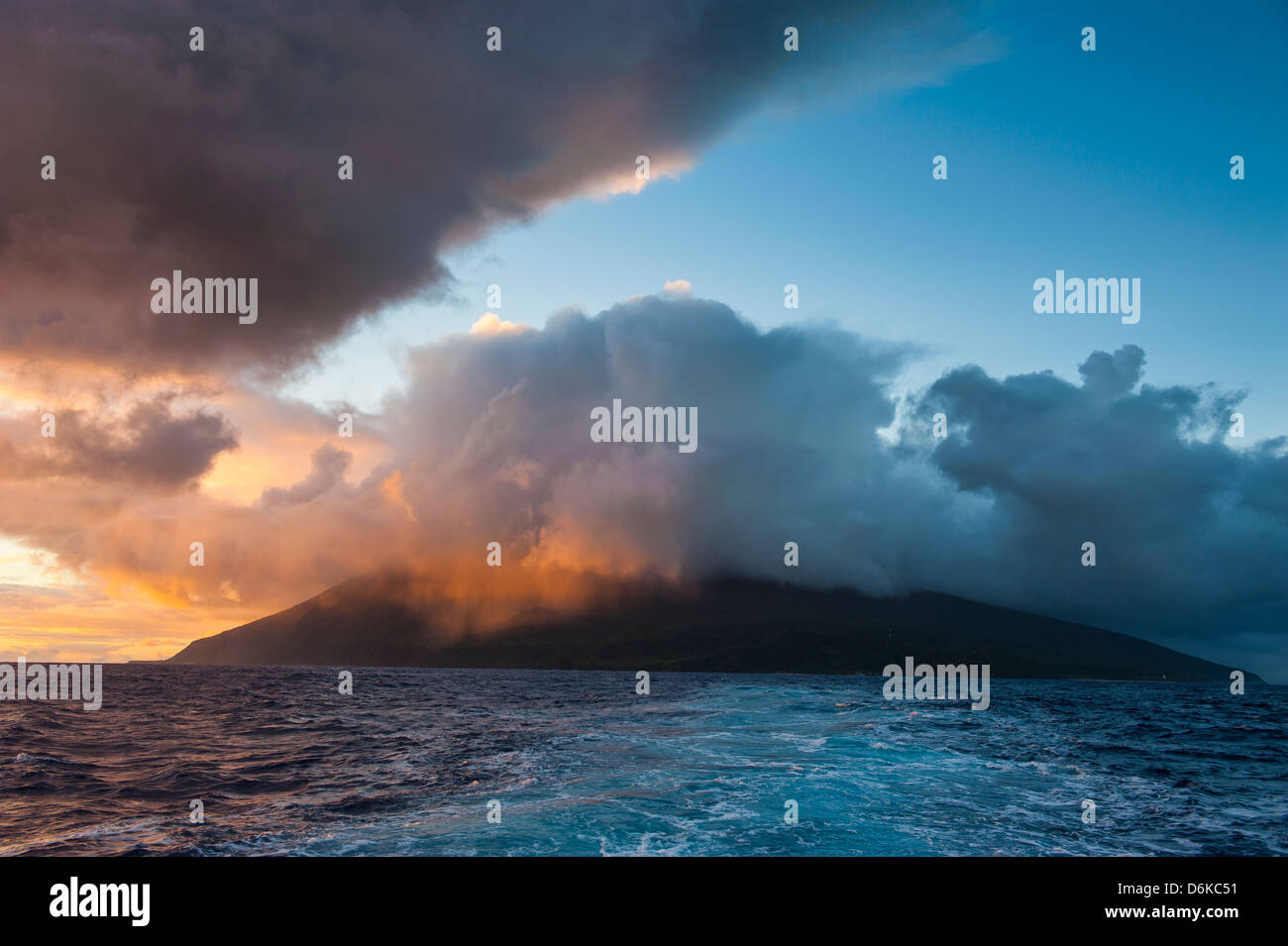 Sonnenaufgang über dem Tau Insel, Tayna Inselgruppe, Amerikanisch-Samoa, Südsee, Pazifik Stockfoto