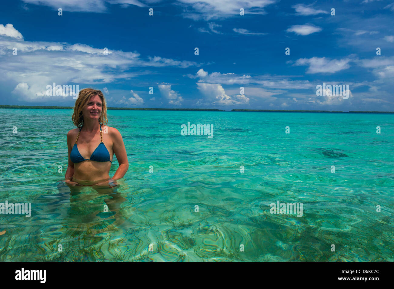 Tourist in den unglaublichen blauen Gewässern des Ant-Atoll, Pohnpei, Mikronesien, Pazifik Stockfoto