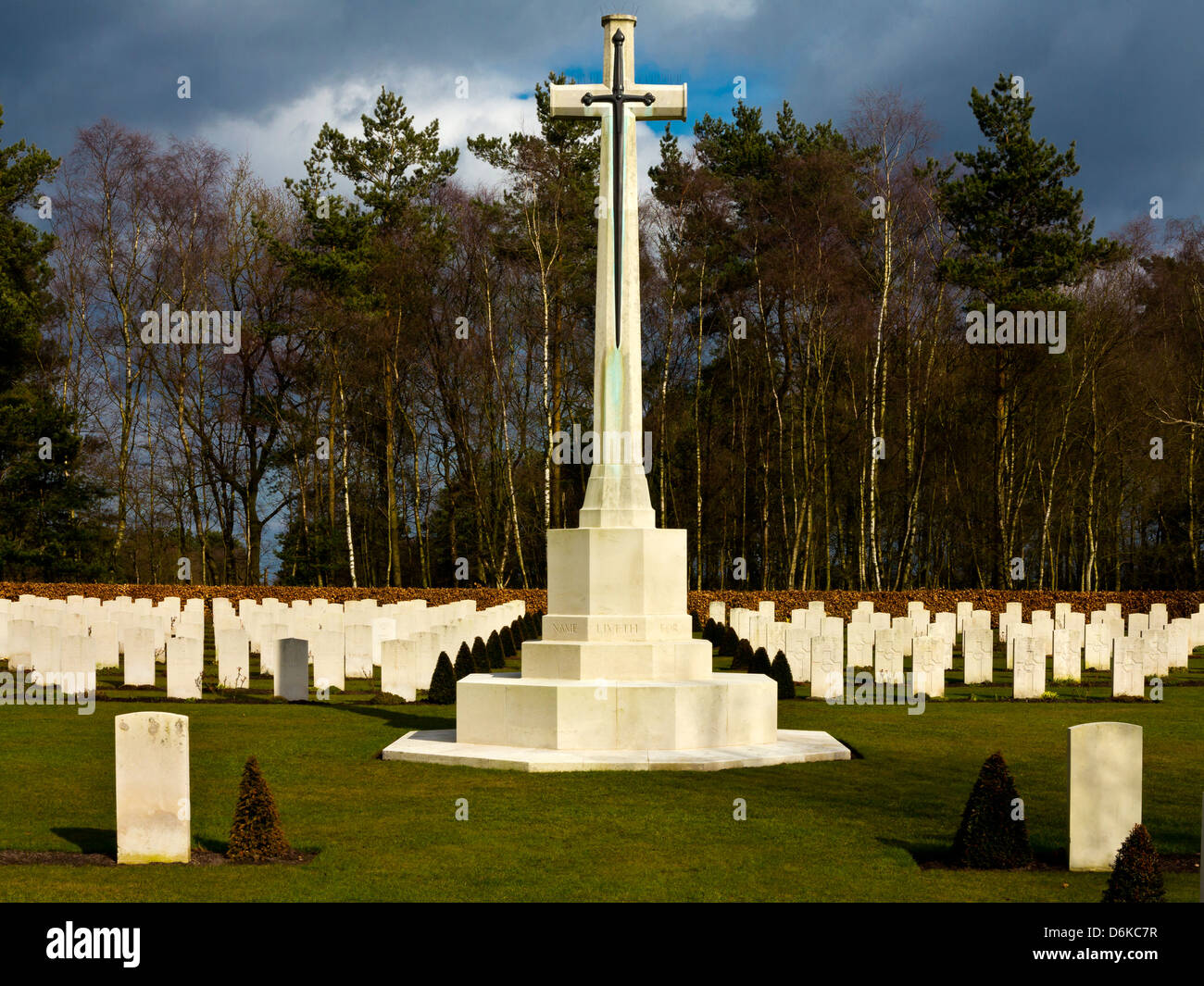 Gräber im Commonwealth War Cemetery in Cannock Chase Staffordshire England UK in der ersten und zweiten Weltkrieg Toten begraben sind Stockfoto