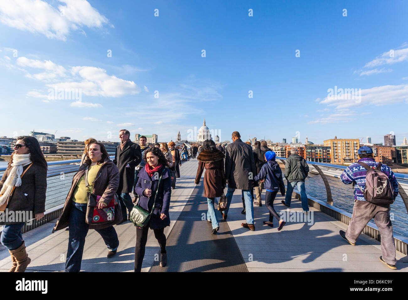 Fußgänger überqueren Millennium Bridge, London, England, UK Stockfoto