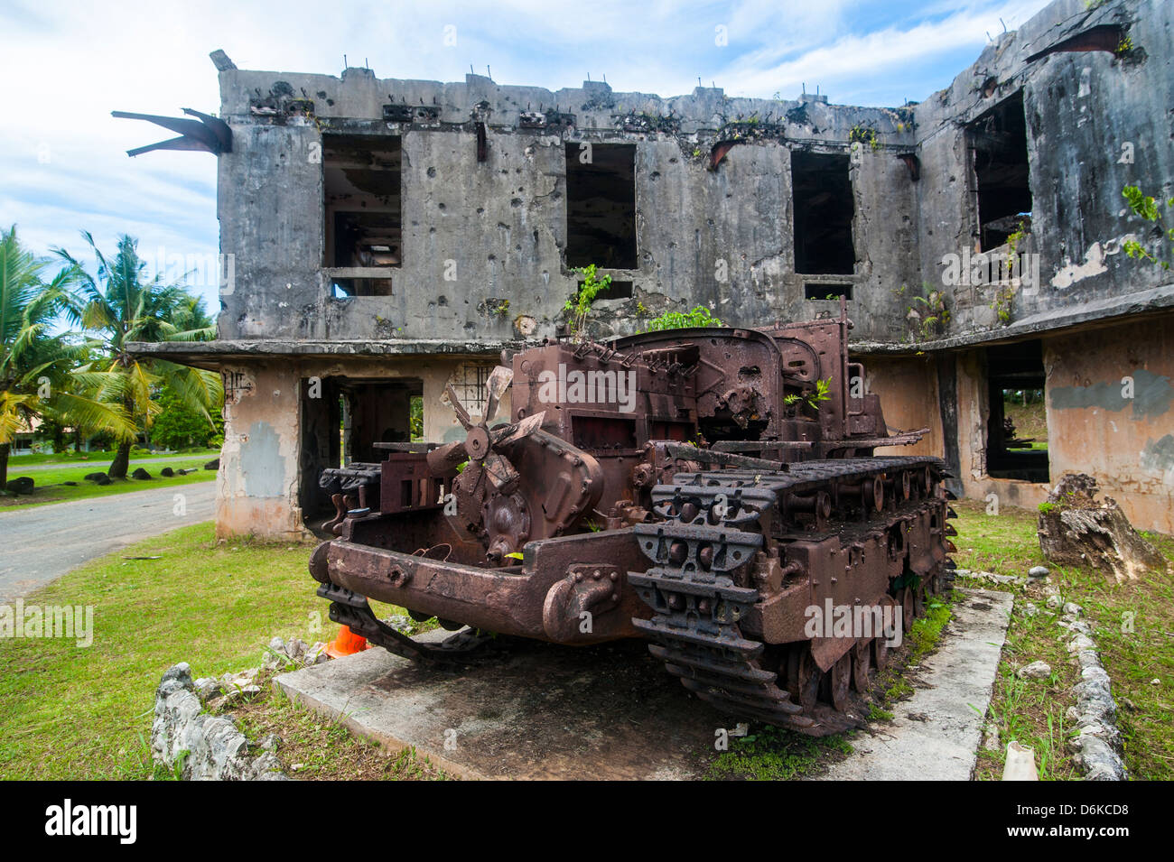 Alte japanische Panzer vor der japanischen Verwaltungsgebäude, Insel Babeldoab, Palau, Central Pacific, Pazifik Stockfoto