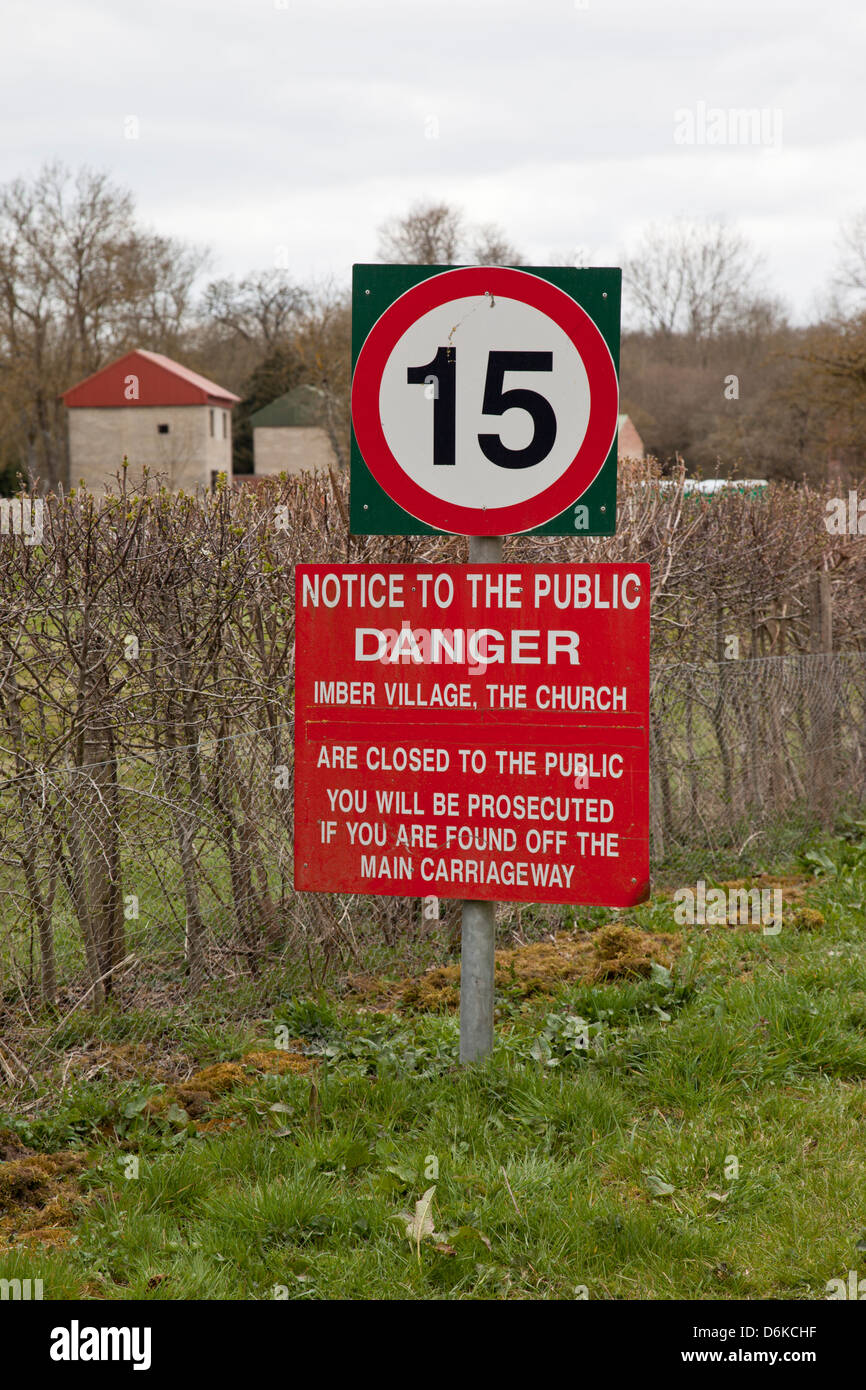 15 mph Zeichen und Gefahrenhinweis, Imber, Salisbury Plain, Wiltshire, England, Großbritannien Stockfoto