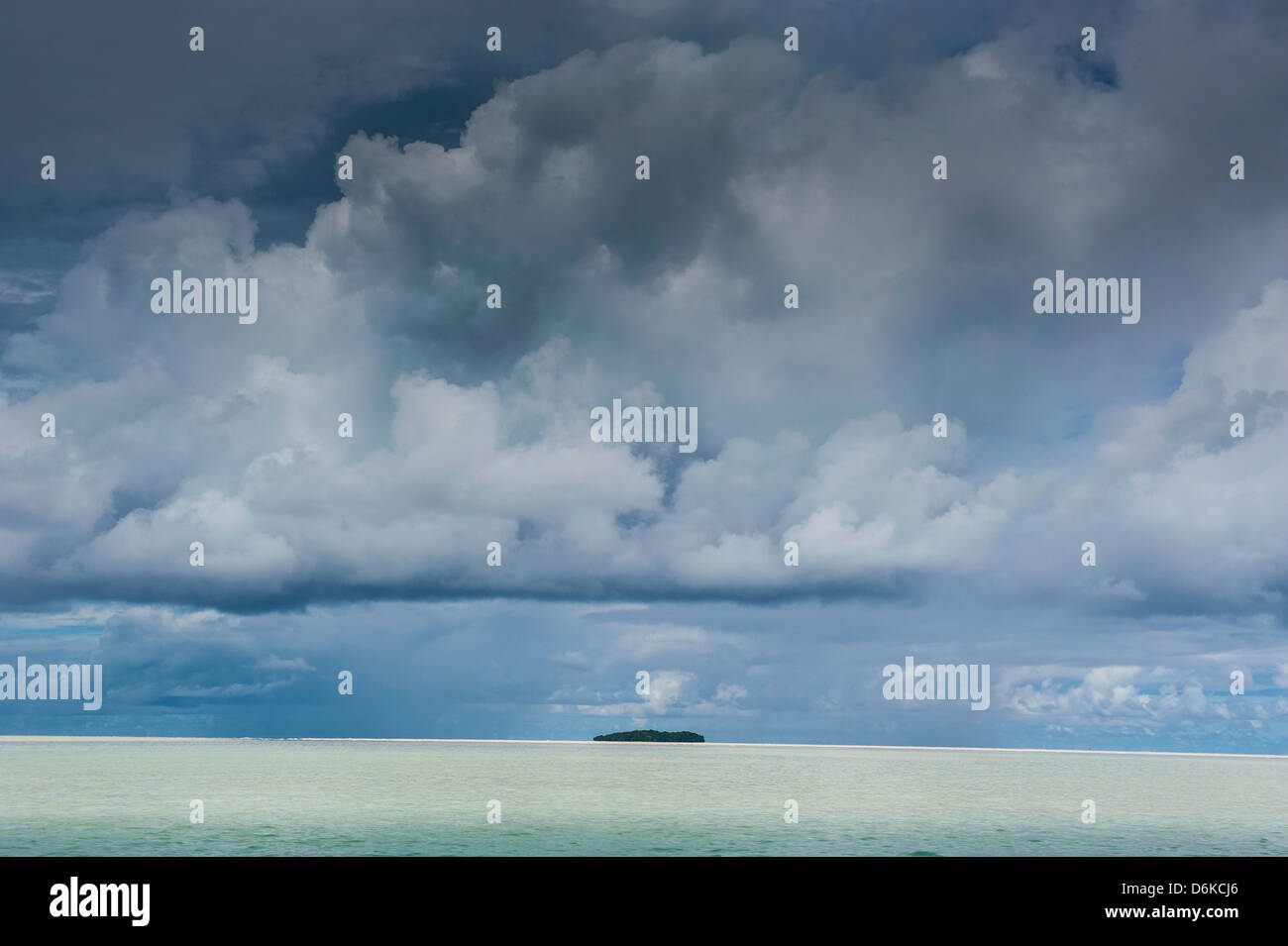 Dramatischer Himmel über einer kleinen Insel in den Rock-Inseln, Palau, Central Pacific, Pazifik Stockfoto