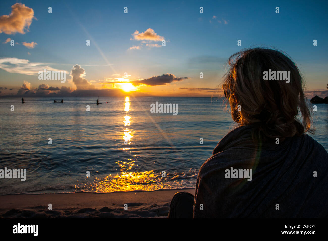 Frau, die den Sonnenuntergang in Guam, US-Territorium, Central Pacific, Pazifik Stockfoto