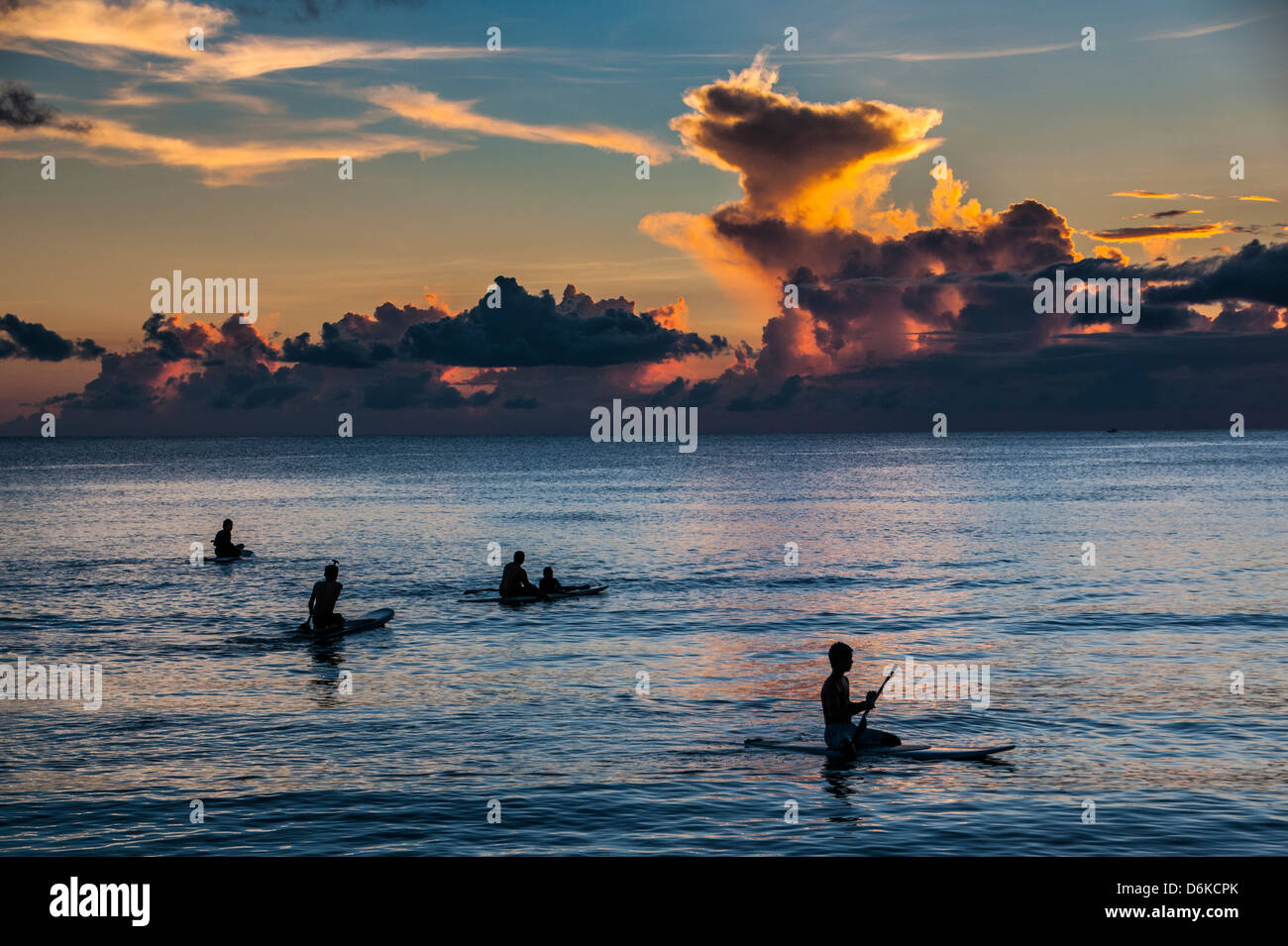 Surfer bei Sonnenuntergang in Guam, US-Territorium, Central Pacific, Pazifik Stockfoto