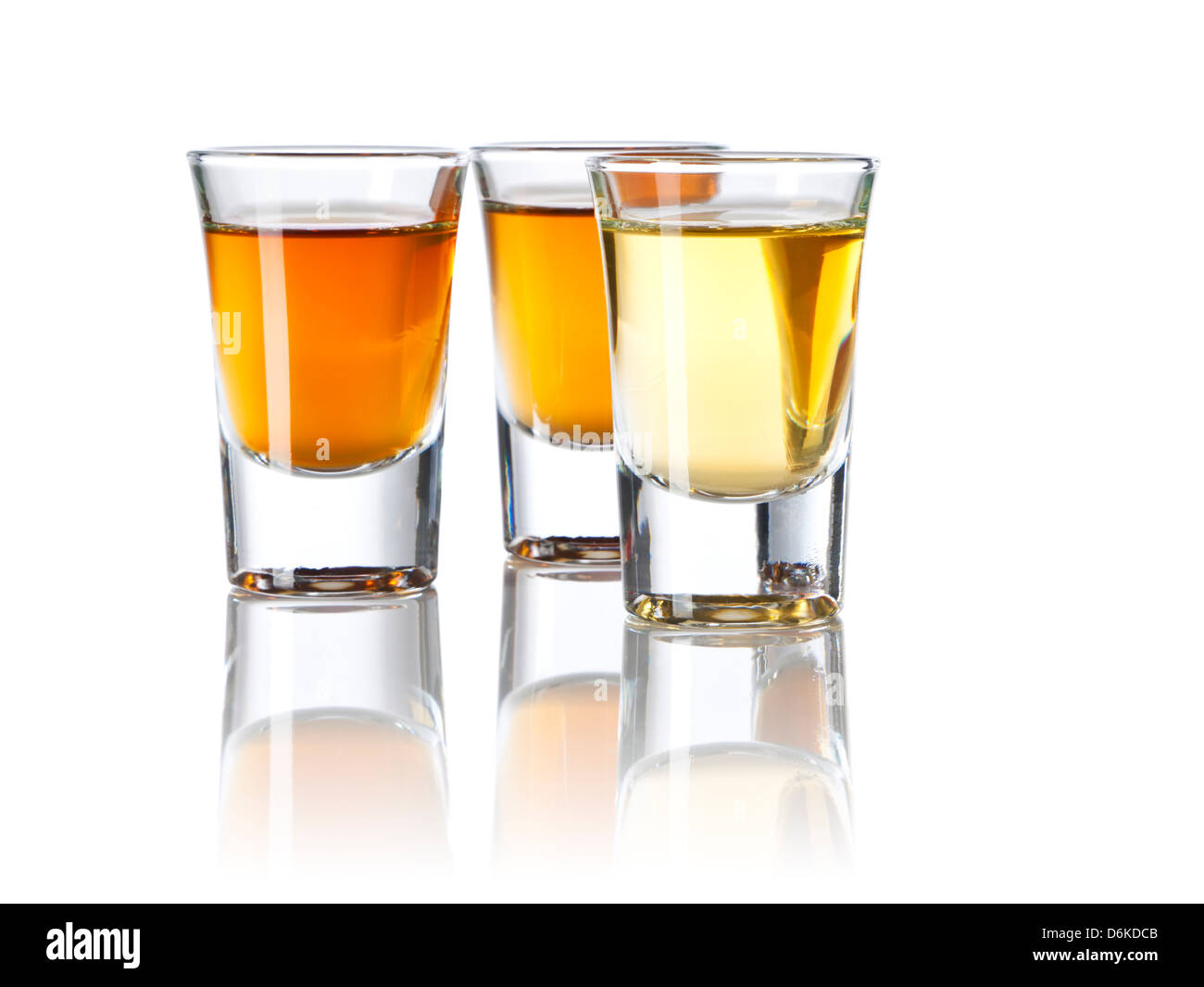 Drei Shot Gläser mit verschiedenen Spirituosen gefüllt Stockfotografie