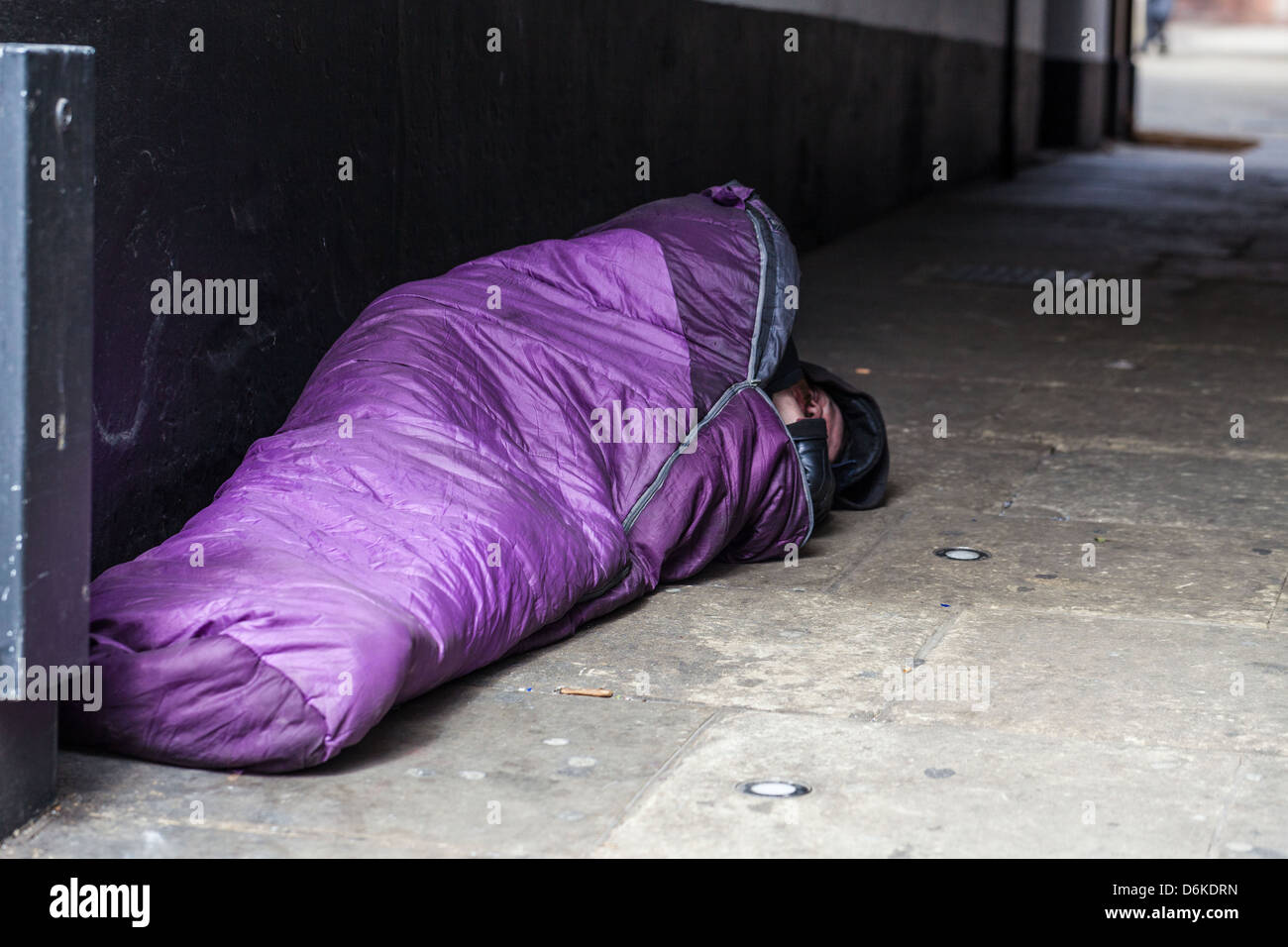 Obdachlosen schlafen in einem Schlafsack, London, England, UK. Stockfoto