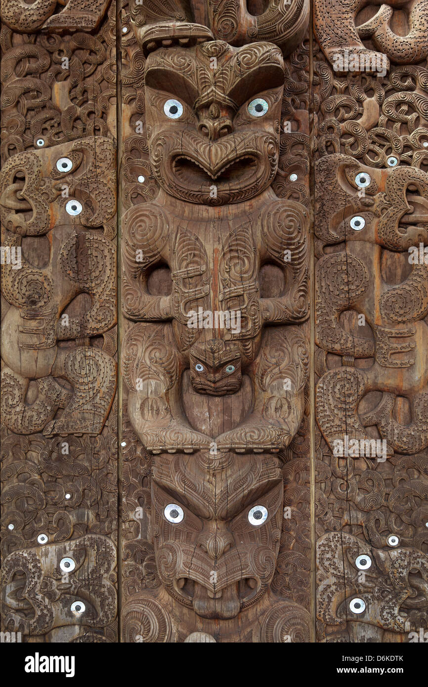 Maori Holz carving im Info-Center im Tongariro-Nationalpark, New Zealand Stockfoto