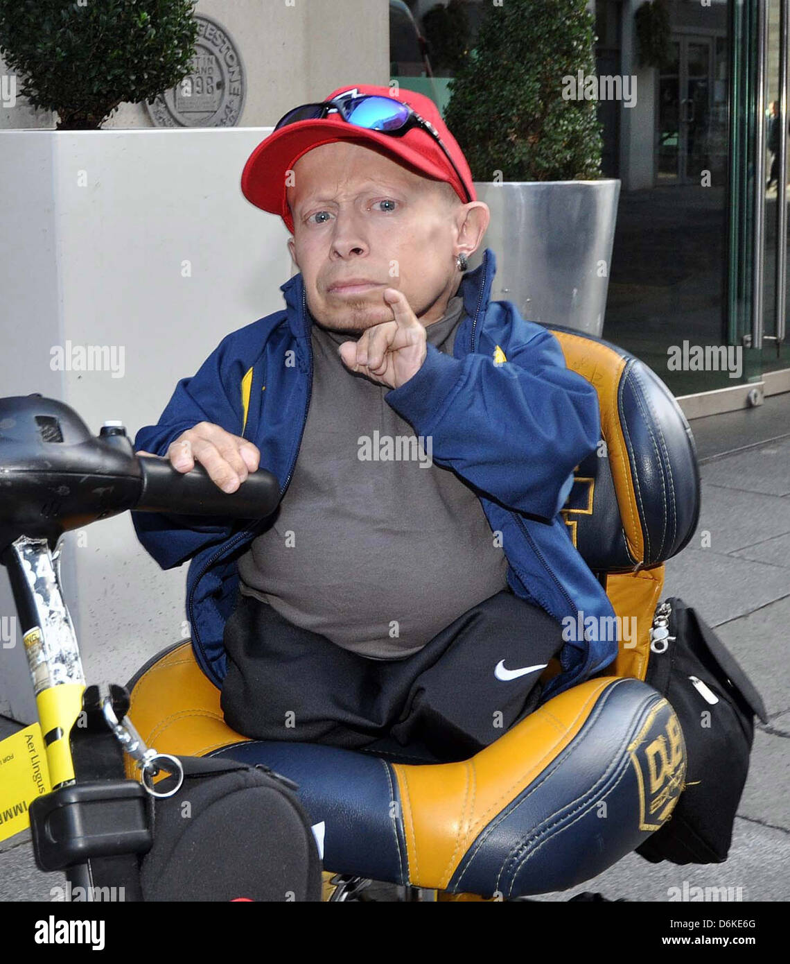 Austin Powers Sterne Verne Troyer treibt seinen Roller durch Dublins Temple Bar Dublin, Irland - 27.10.11 Stockfoto