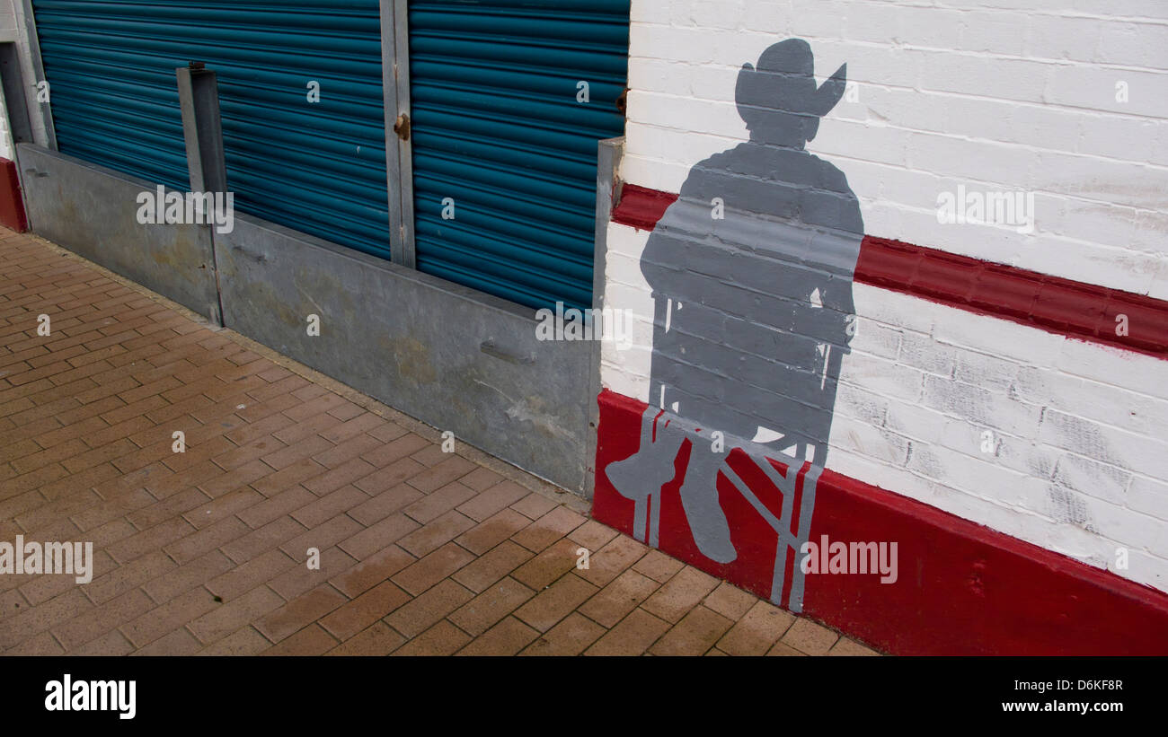 Wandmalerei Mann mit Hut, auf Stuhl, Brighton, UK Stockfoto