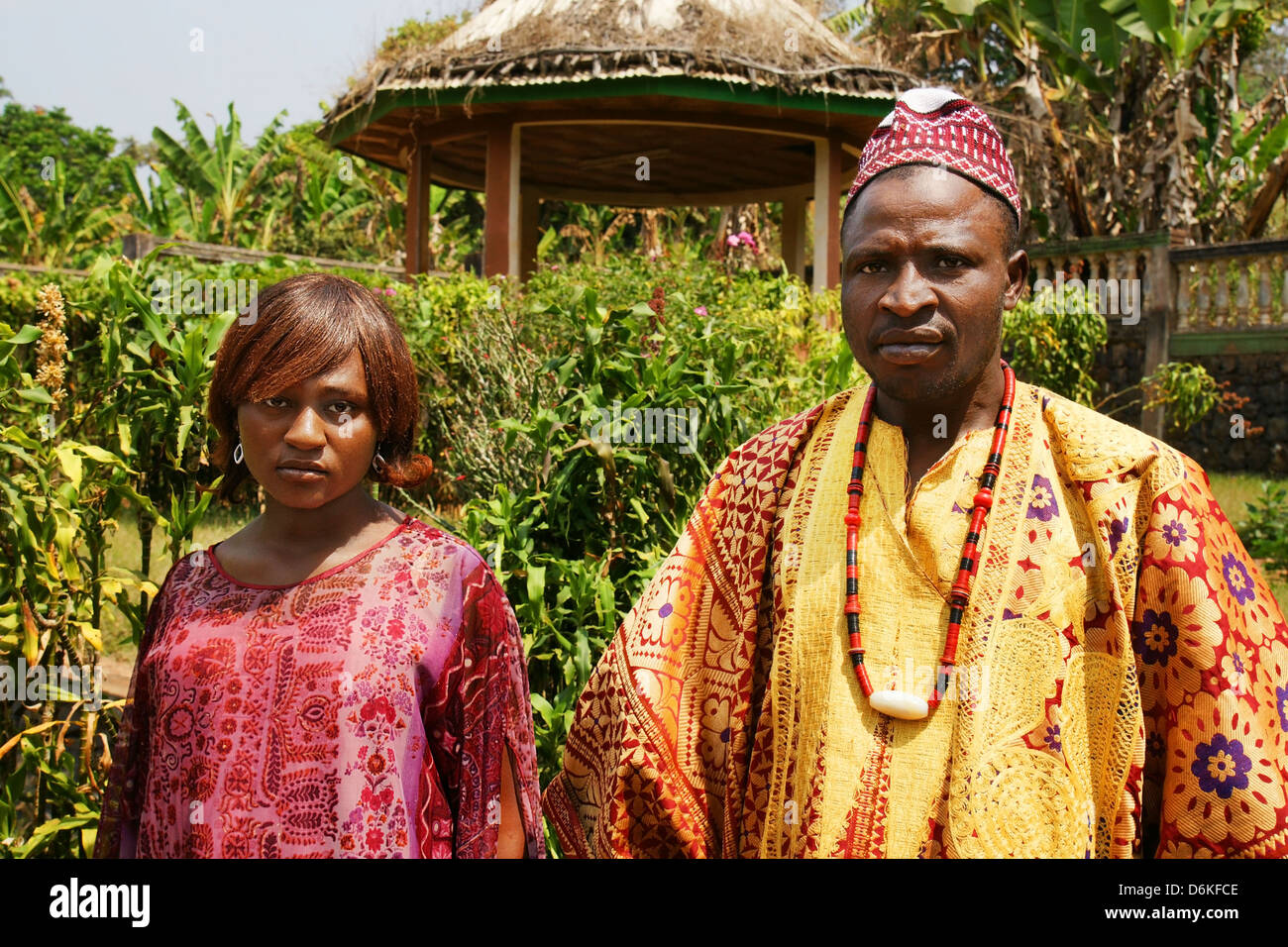 Afrika, Kamerun, FONGO TONGO - 20 Januar: Afrikanisches Dorf Chief mit schwangeren jungen Frau am 20. Januar 2013 in Kamerun. Viele Stockfoto