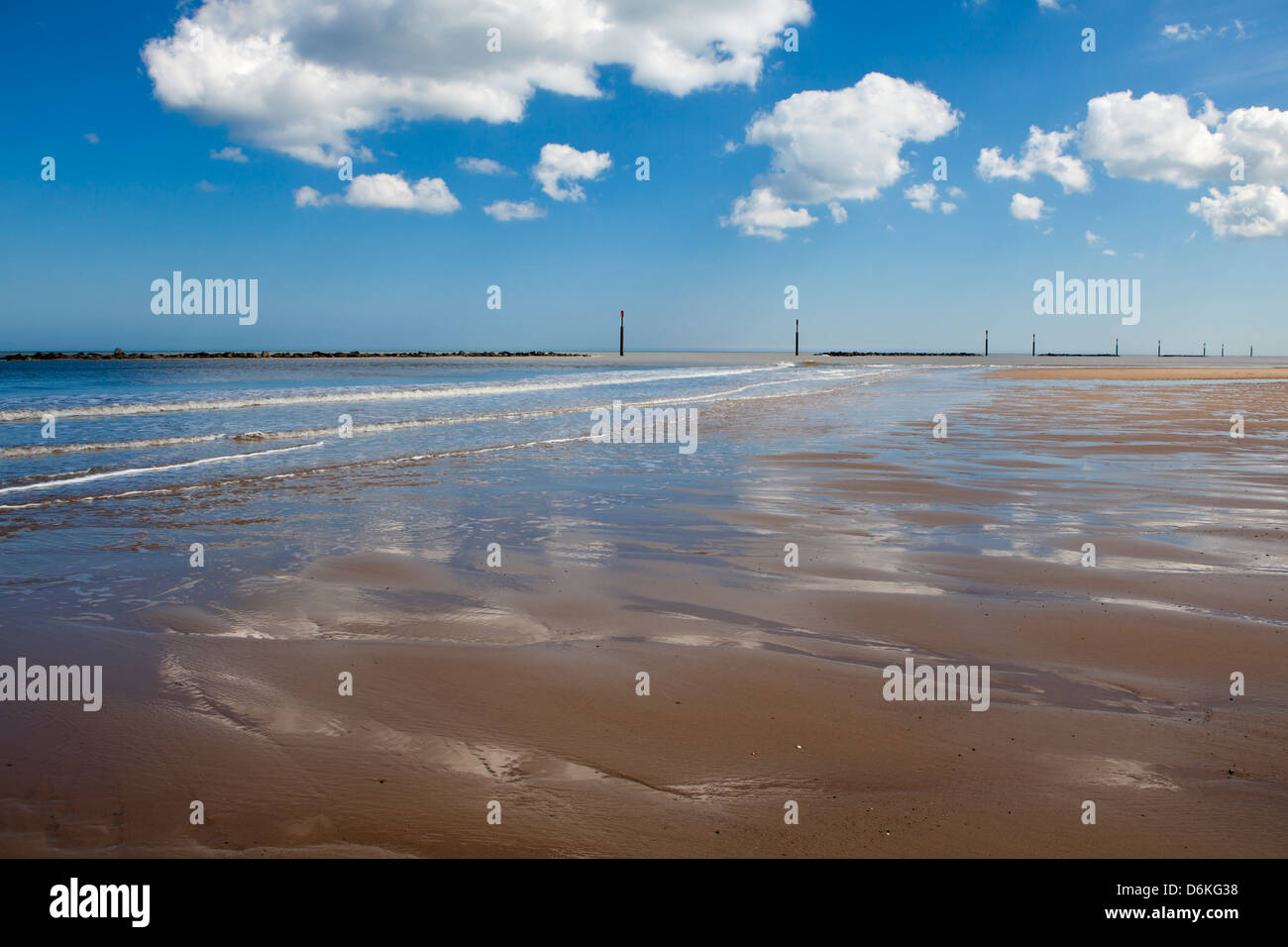 Nassen Sand und Wellen Stockfoto