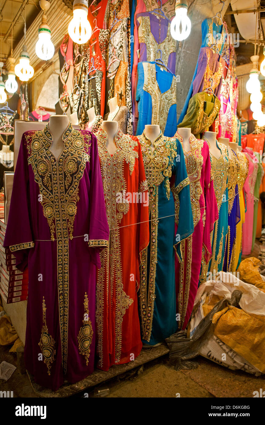 Traditionelle Damen Kleider in den alten Markt-Qeyseri durch die alte Stadt  von Zitadelle Hewlêr in Arbil, Irak Stockfotografie - Alamy