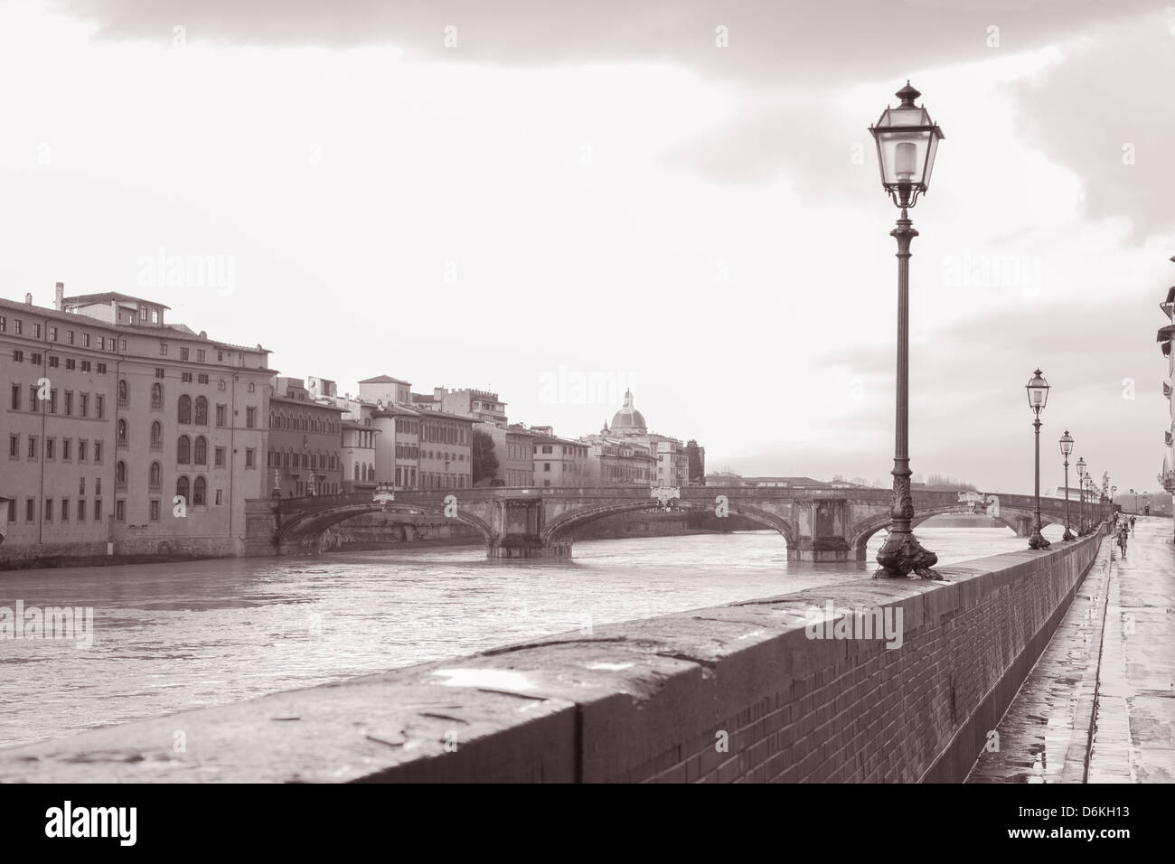 Ponte Santa Trinita-Brücke, Florenz; Italien in Schwarzweiß und Sepia-Farbton Stockfoto