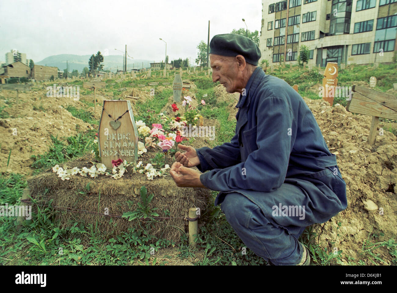 Ein muslimischer Mann an einem Grab im Zentrum Stadt, Sarajevo, Bosnien und Herzegowina beten Stockfoto