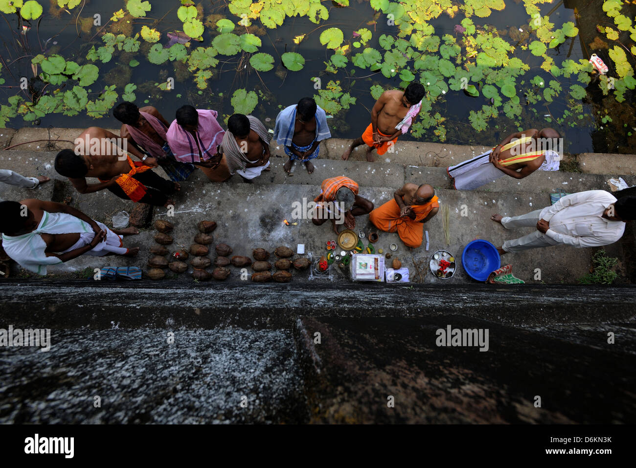 Gruppe von Gläubigen beten in der Kotitheertha Heiligen Tank in Gokarna, Karnataka, Indien Stockfoto